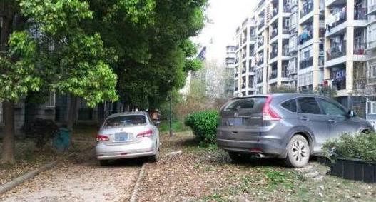 小區(qū)內(nèi)的車輛亂停亂放，物業(yè)應該怎么制止呢？
